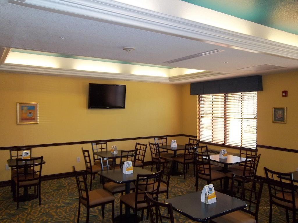 Comfort Inn & Suites Northeast - Gateway St. Petersburg Exterior photo